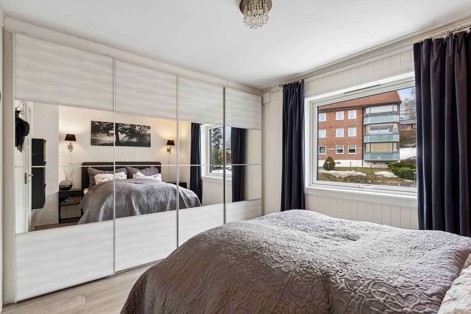 Soverom 1: Her finner du også en svært praktisk og romslig skyvedørsgarderobe! Galleribilde