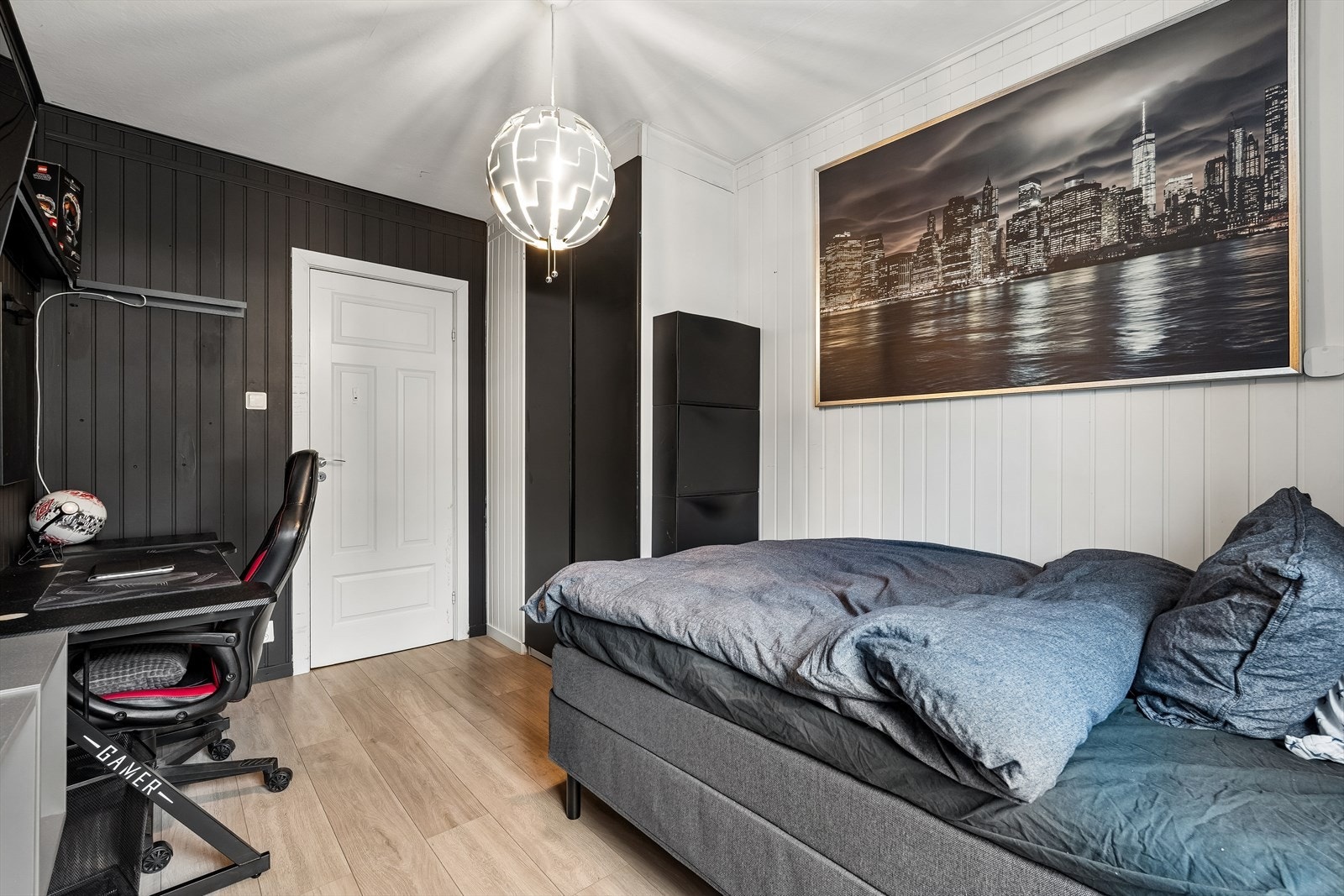 Soverom 2: Integrert skyvedørsgarderobe gir praktisk oppbevaring! Galleribilde