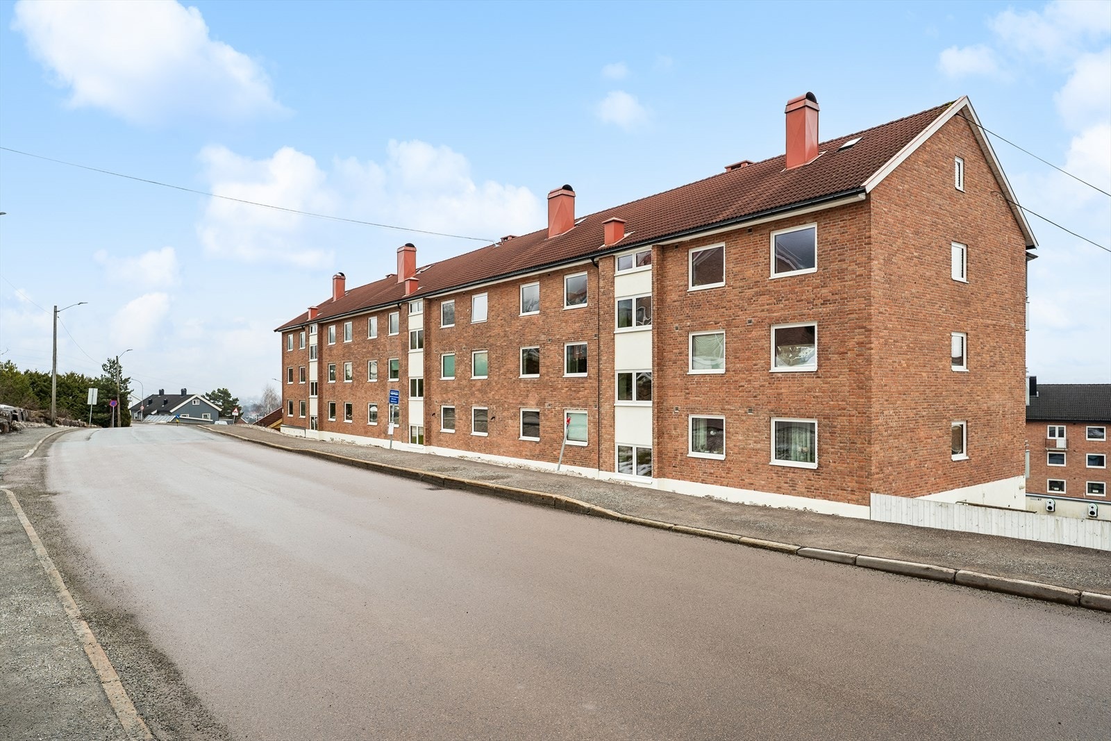 Leiligheten ligger i et veletablert boligområde på Åssiden, her er det kort vei til kollektivtransport og dagligvare! Galleribilde