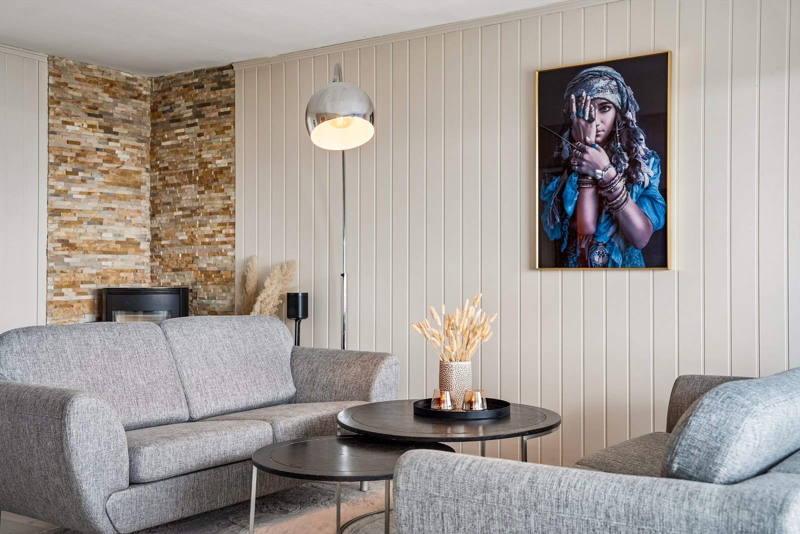 Pen og lys stue, overflater oppgradert i nyere tid. Galleribilde