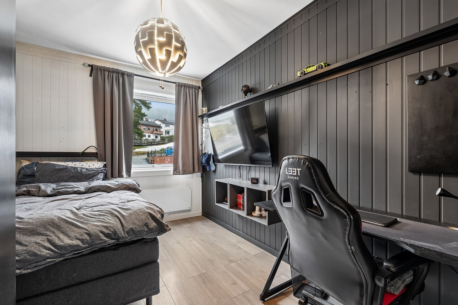 Soverom 2: Nok er romslig soverom med god plass til skrivebord, seng og nattbord. Galleribilde