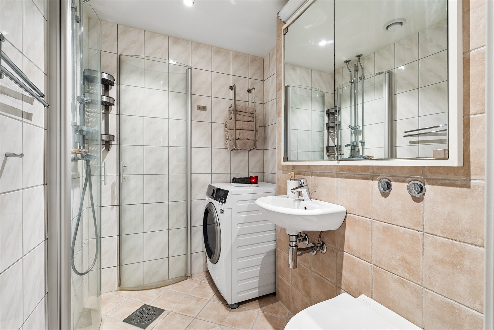 Varmekabler på gulv og opplegg for vaskemaskin. Baderom ble oppgradert i regi av borettslaget i 2009. Galleribilde