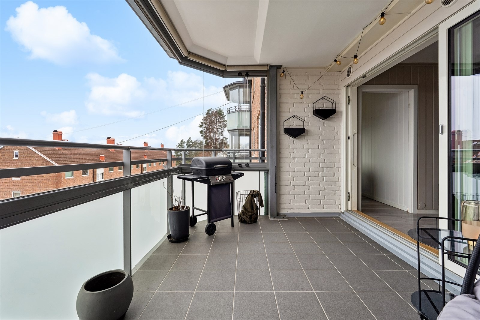 Den innglassede balkongen fungerer som en forlengelse av stuen både i sommer- og vinterhalvåret. Galleribilde