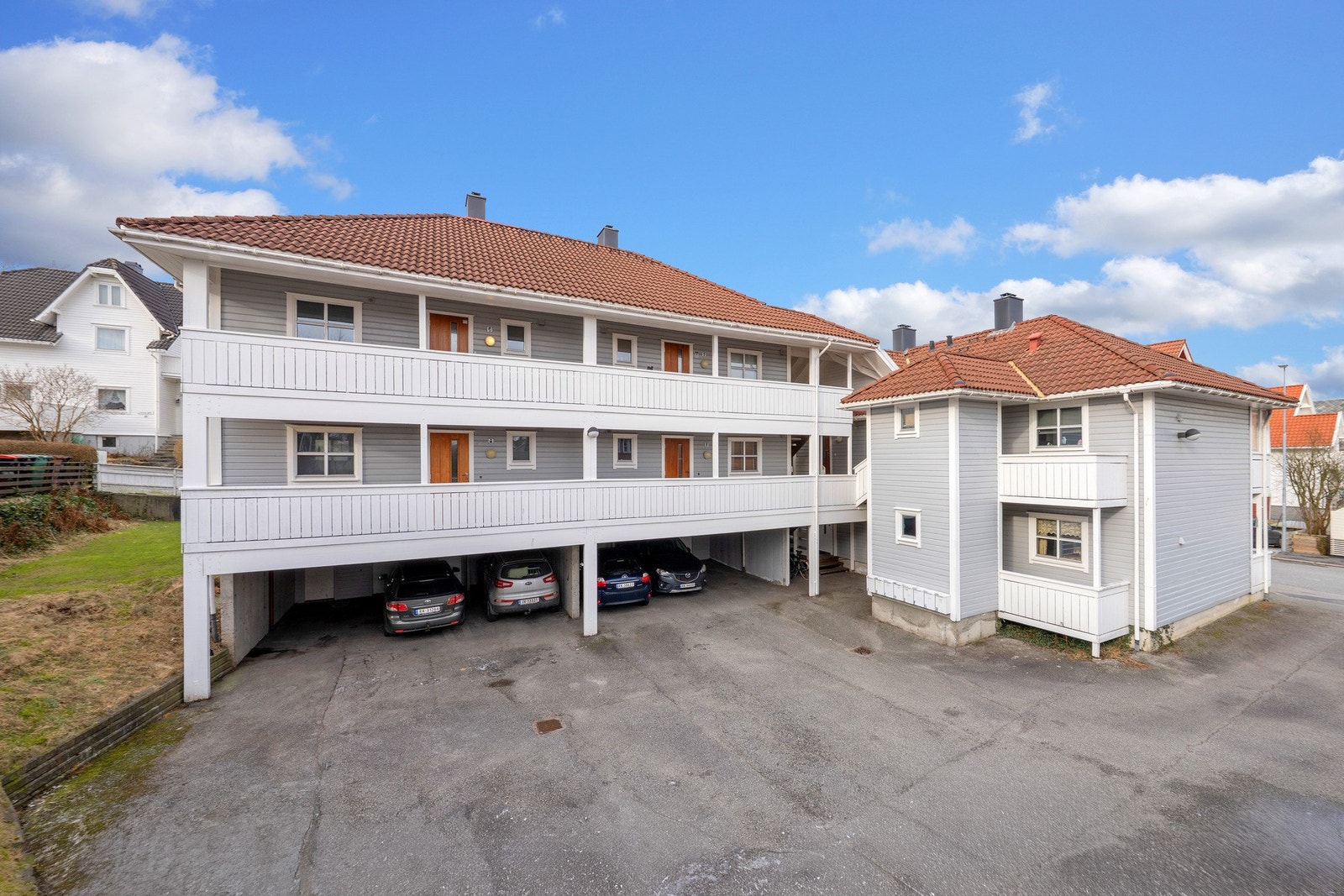 Fast parering i carport under bygget. Felles gjesteparkering. Galleribilde