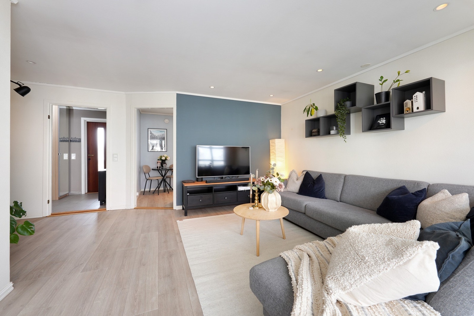 Romslig stue med god plass til sofa og TV-løsning. Galleribilde