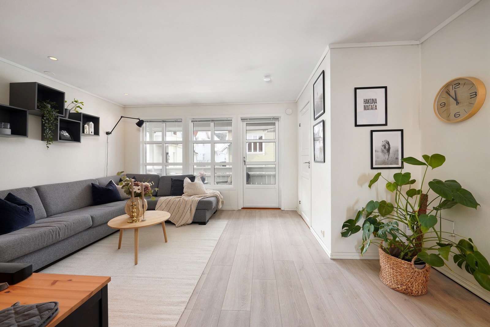 Trivelig stue med utgang til balkong. Galleribilde