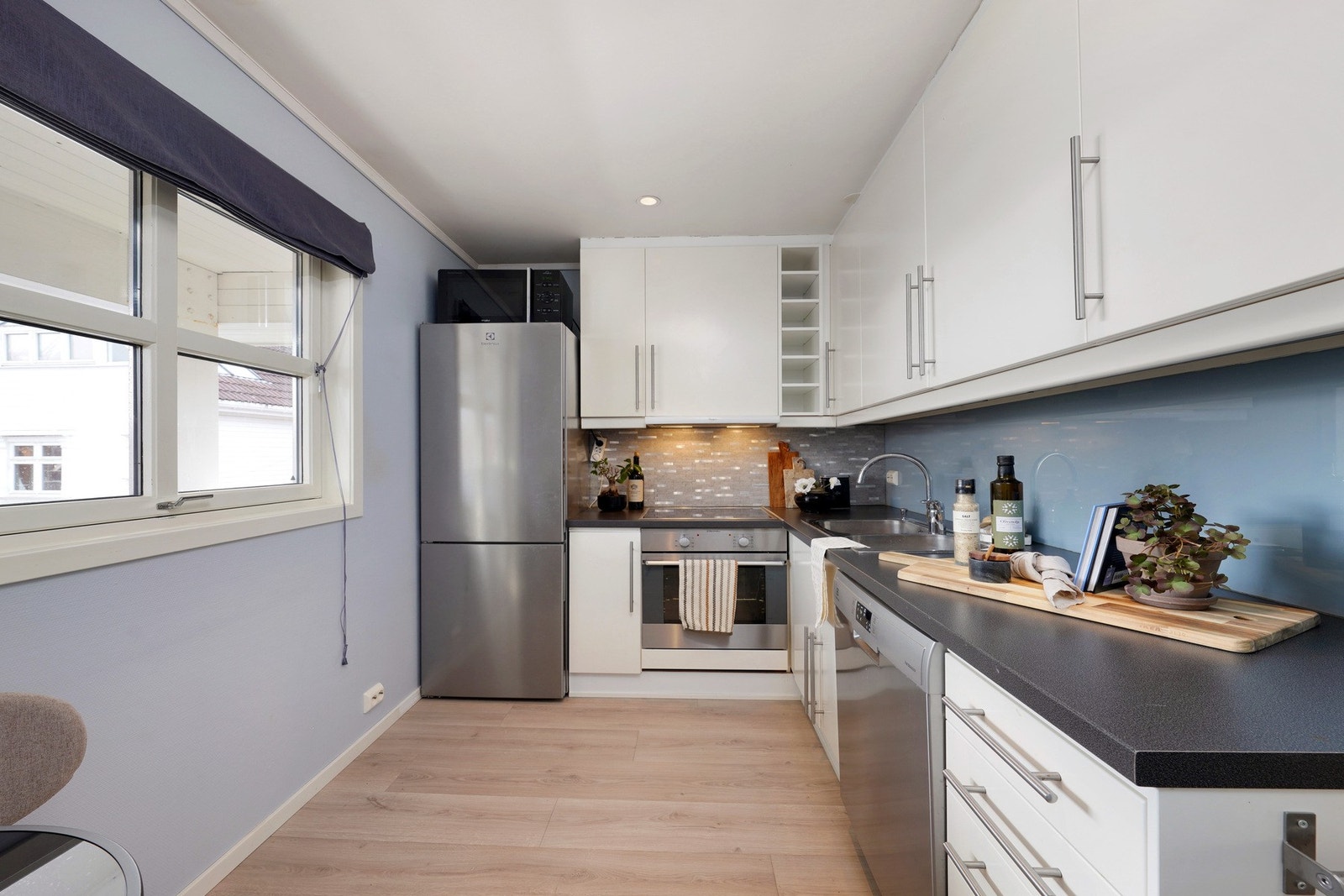 Praktisk kjøkken med god benkeplass og oppbevaringsmuligheter. Galleribilde