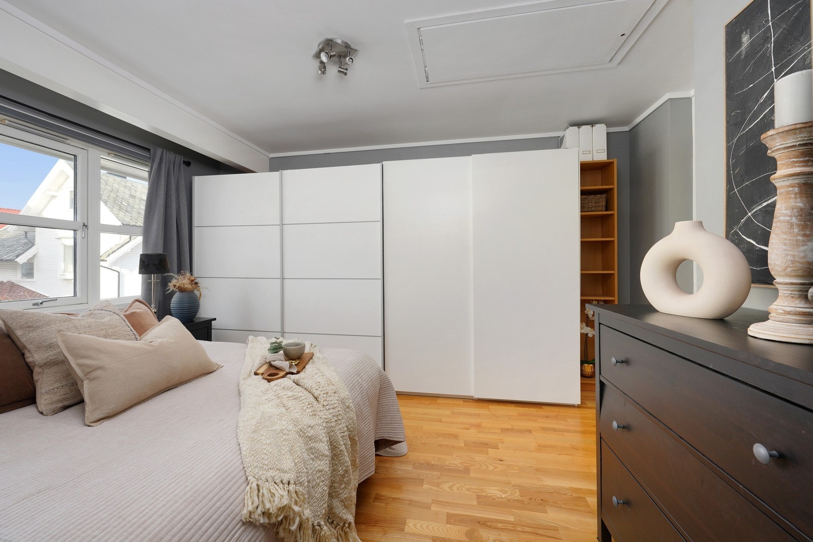 Soverom med god plass til dobbeltseng og garderobeskap for oppbevaring. Galleribilde