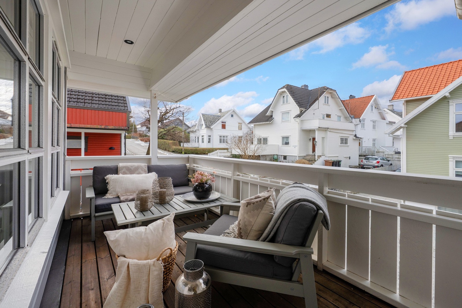 Vestvendt balkong med ettermiddag/kveld-sol. Her kan en nyte fine sommerkvelder. Galleribilde