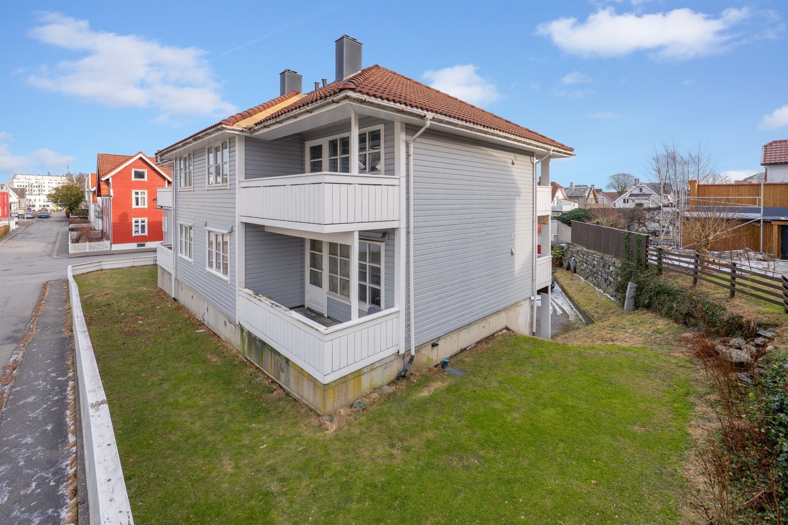 Balkong med takoverbygg. Galleribilde