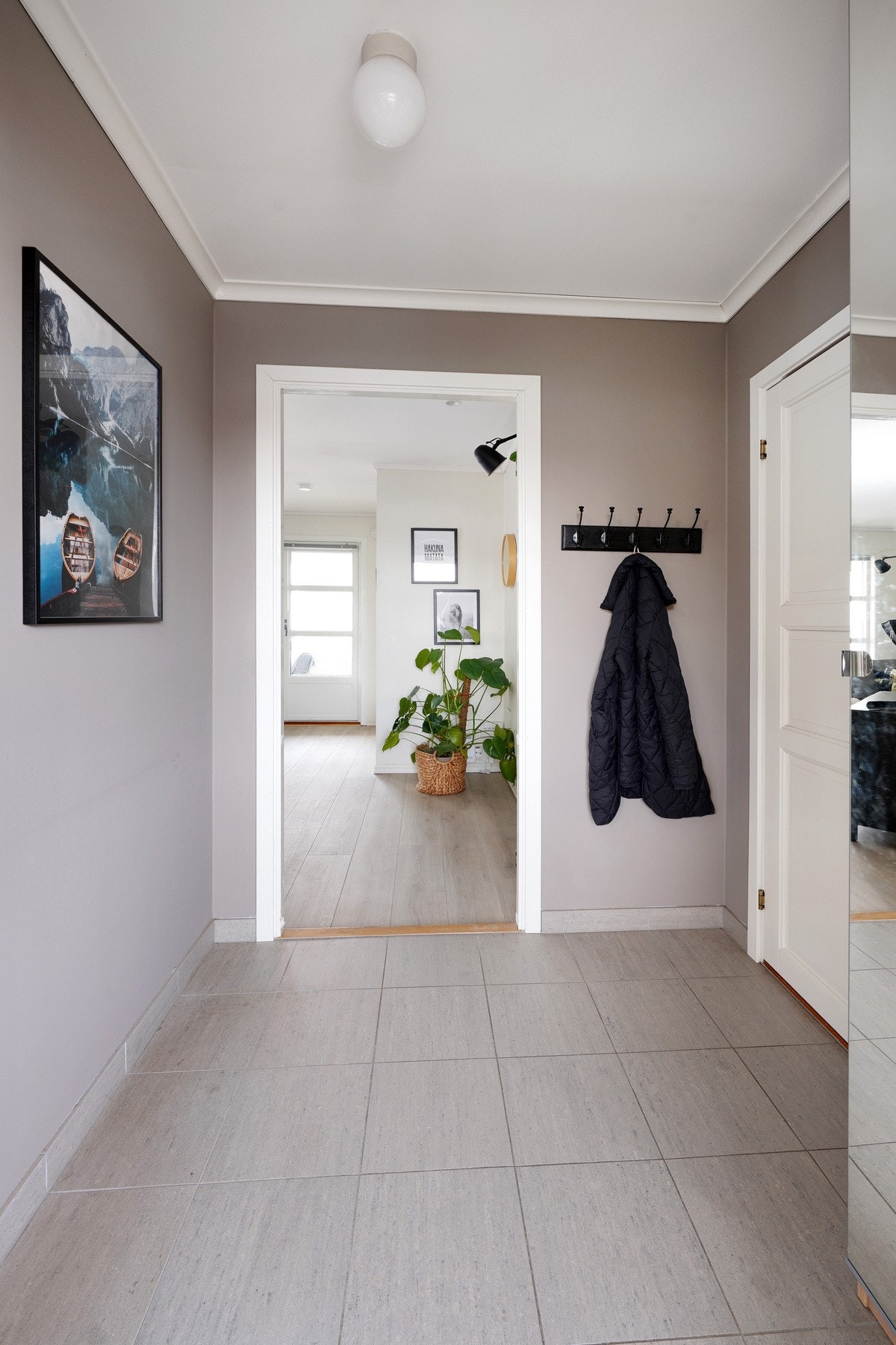 Praktisk entré med flislagt gulv m/varmekabler og plass til oppheng av yttertøy. Galleribilde