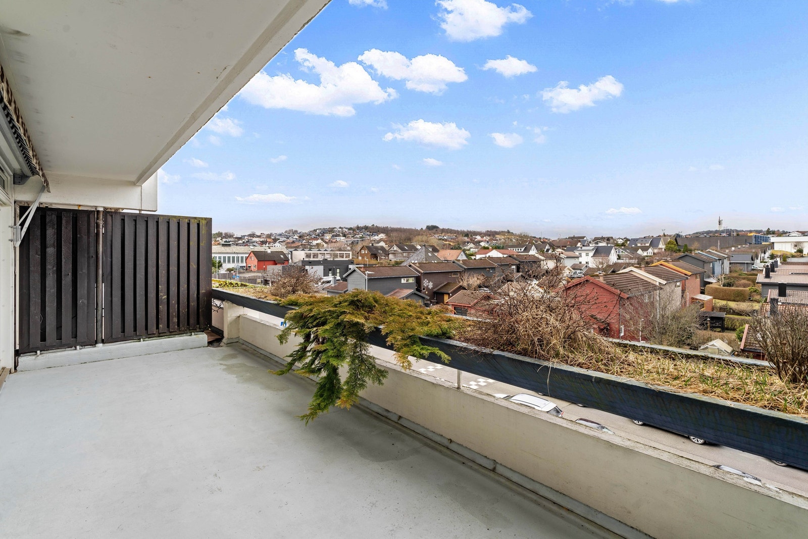 Leiligheten har en stor og romslig balkong med god plass til utemøbler. Galleribilde