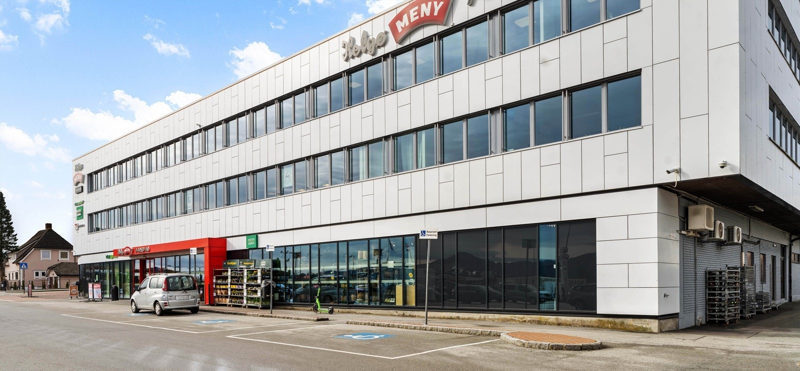 Dagligvarehandelen er enkel med Helgø Meny Mariero kun tre minutters gange fra leiligheten. Galleribilde