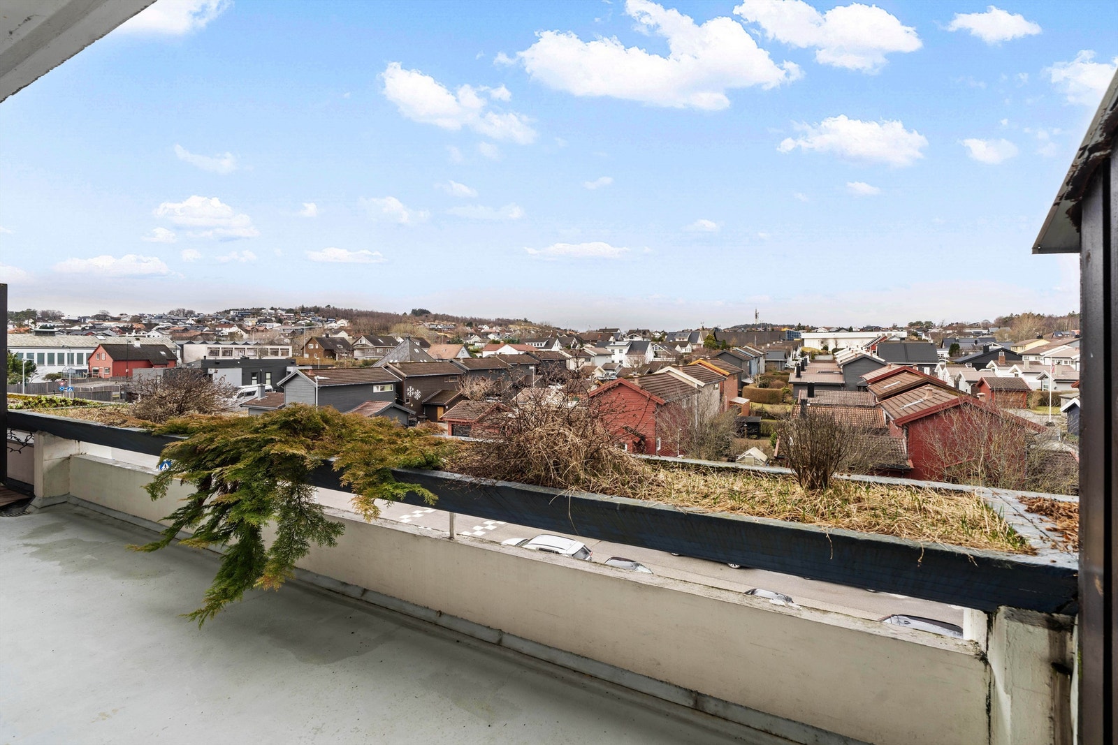 Fra balkongen har man en åpen og fin utsikt over nærområdet. Galleribilde