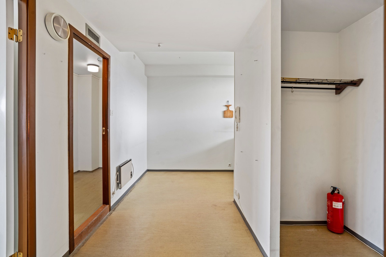 Romslig entré med plass til oppbevaring av yttertøy og sko i en praktisk nisje. Galleribilde