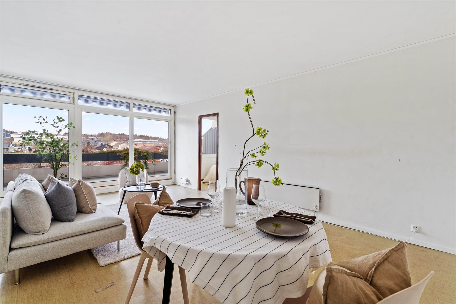 Fra stuen er det direkte utgang til balkongen. Galleribilde