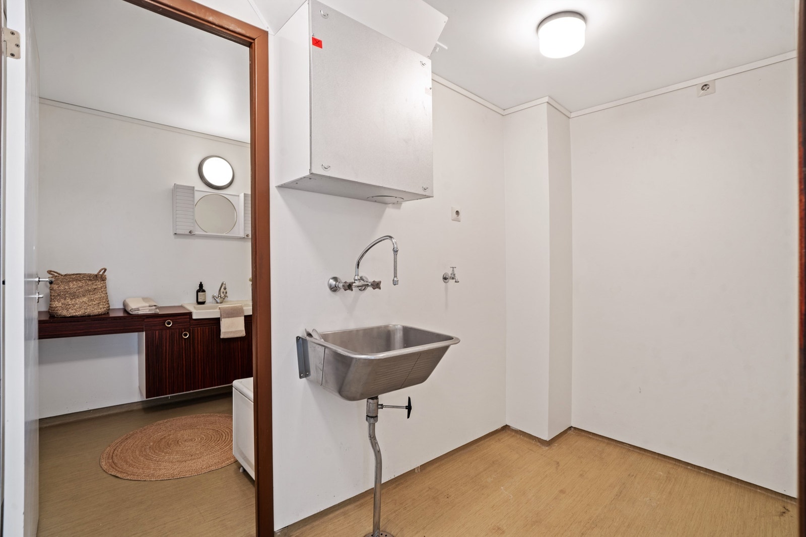 Leiligheten har et praktisk, separat vaskerom med utslagsvask og opplegg for vaskemaskin. Galleribilde