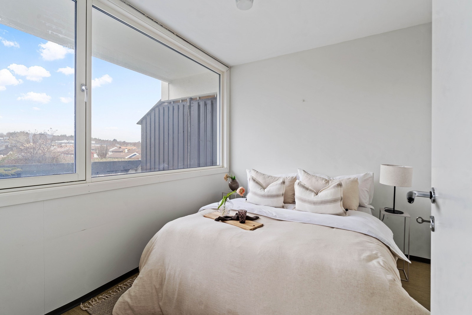 Soverom med inngang fra stuen. Galleribilde