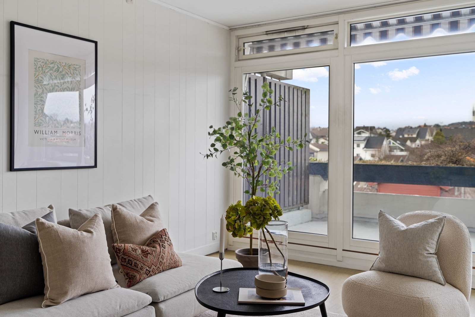 De store vinduene strekker seg over nesten hele veggen og slipper inn rikelig med dagslys. Galleribilde