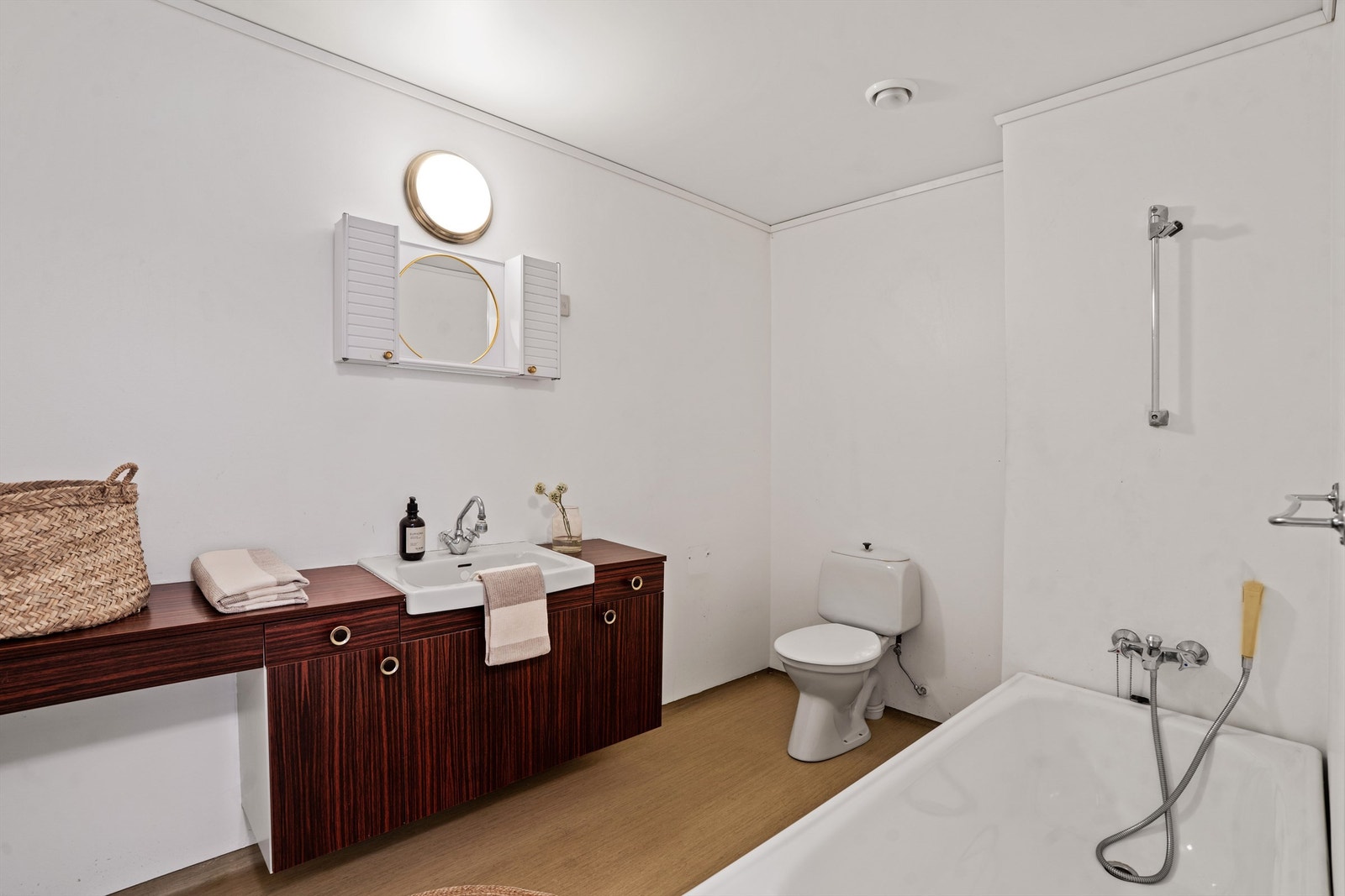 Badet er utstyrt med badekar og en romslig benkeløsning med servant. Galleribilde