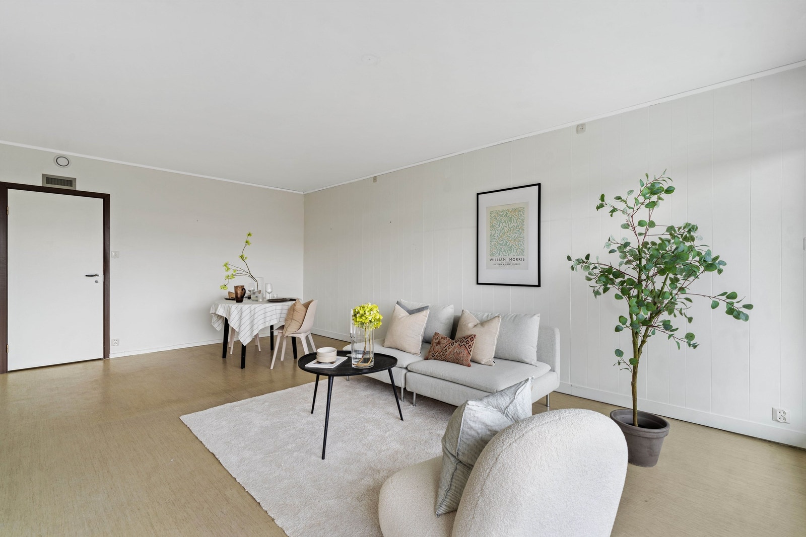 Stuen er lett å møblere og gir rom for flere sittegrupper. Galleribilde