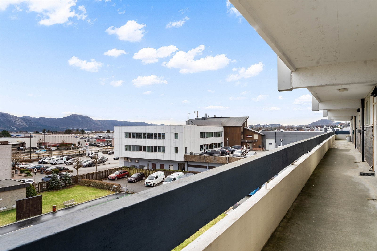 Leiligheten har enkel adkomst via heis og en bred svalgang. Galleribilde