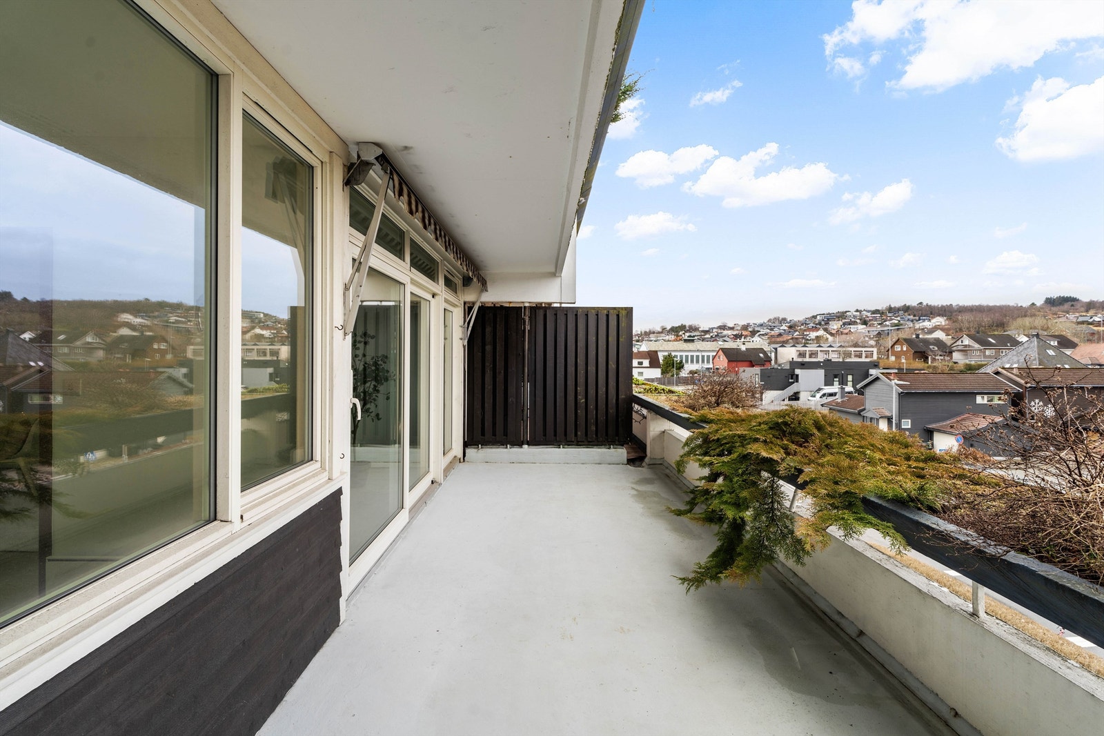 Balkongen er delvis overbygget, noe som gir ly for vær og vind. Galleribilde