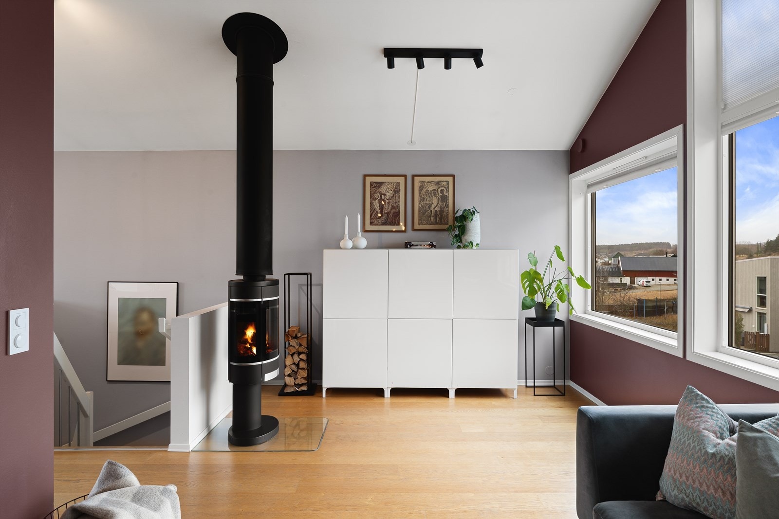 Det er både peis og varmepumpe i hovedetasjen. Galleribilde