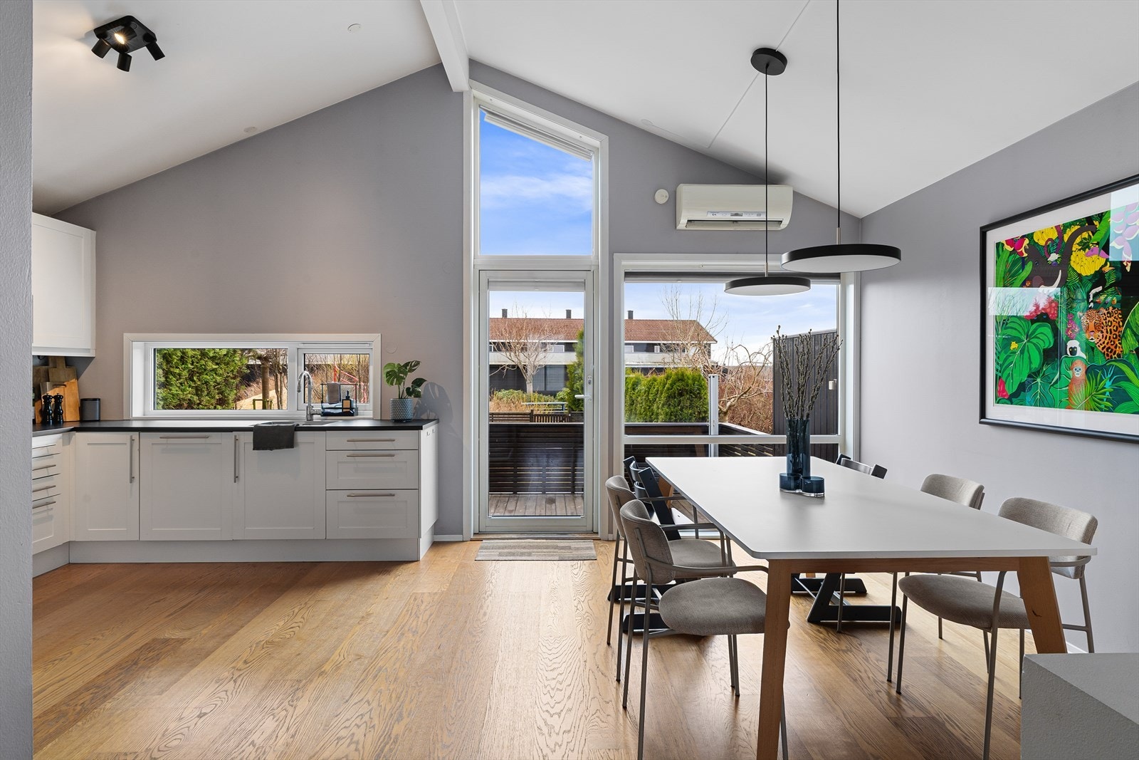 Perfekt med utgang til terrasse og hage fra kjøkkenet. Galleribilde