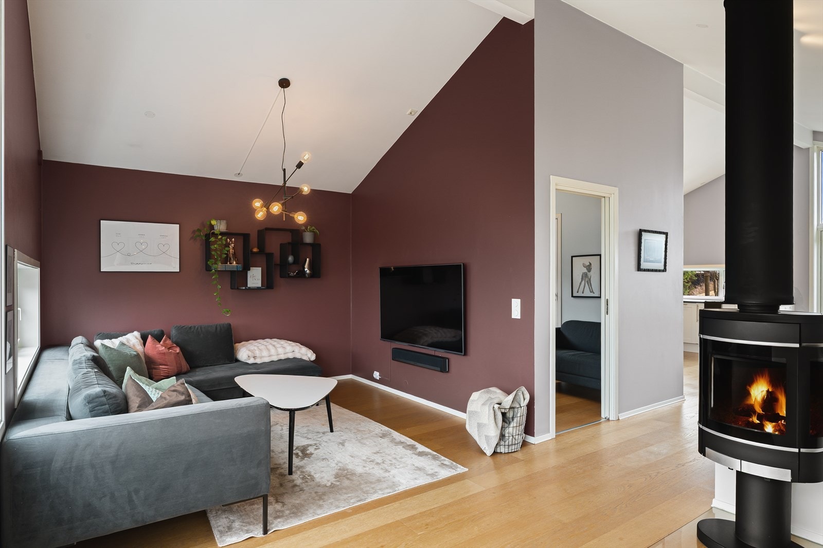 Stue og kjøkken er i åpen løsning, men deles naturlig opp av lekerommet i midten. Galleribilde