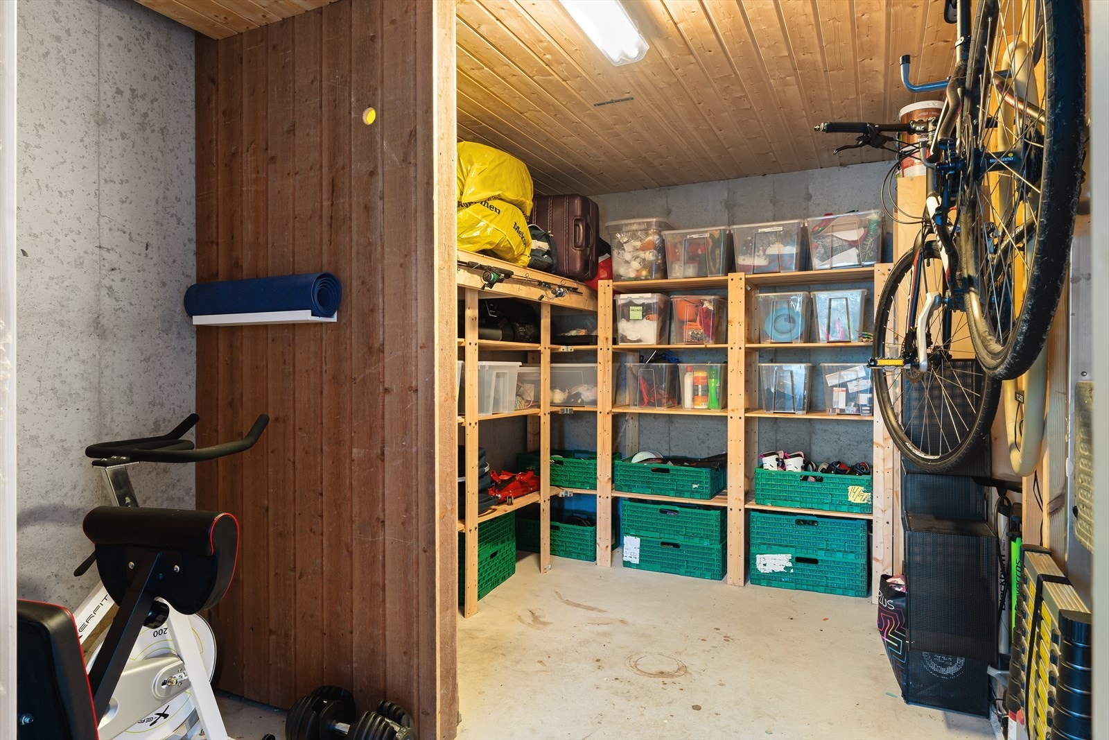 Romslig sportsbod på 10 m² ved carporten. Galleribilde
