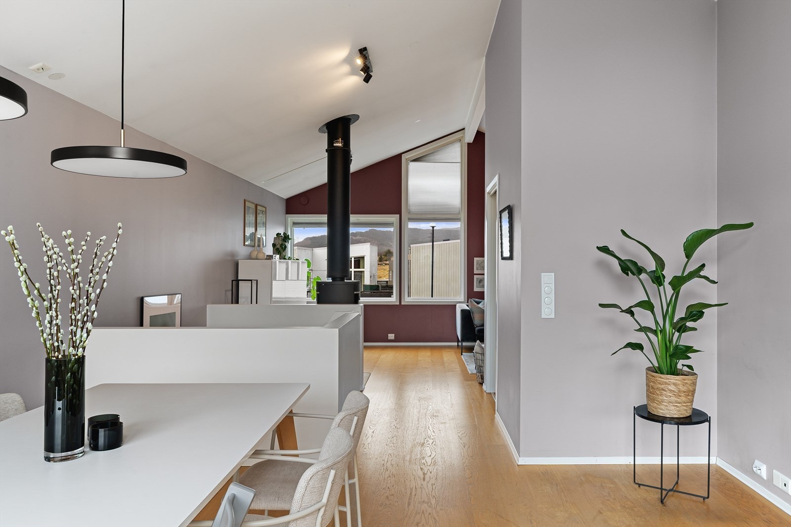 Stue og kjøkken med ekstra takhøyde noe som gir en god romfølelse. Galleribilde