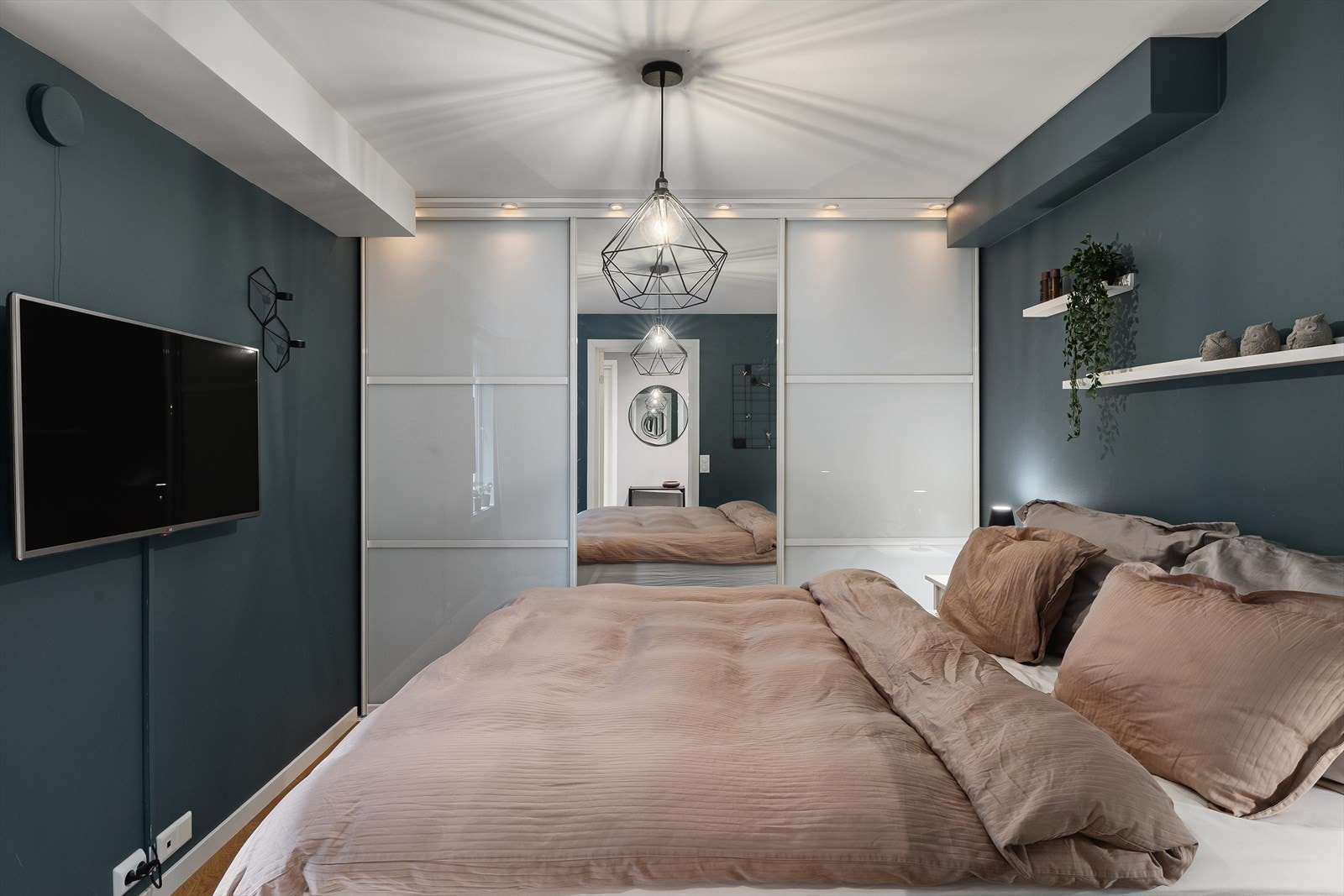 Hovedsoverom med stor skyvedørsgarderobe. Galleribilde