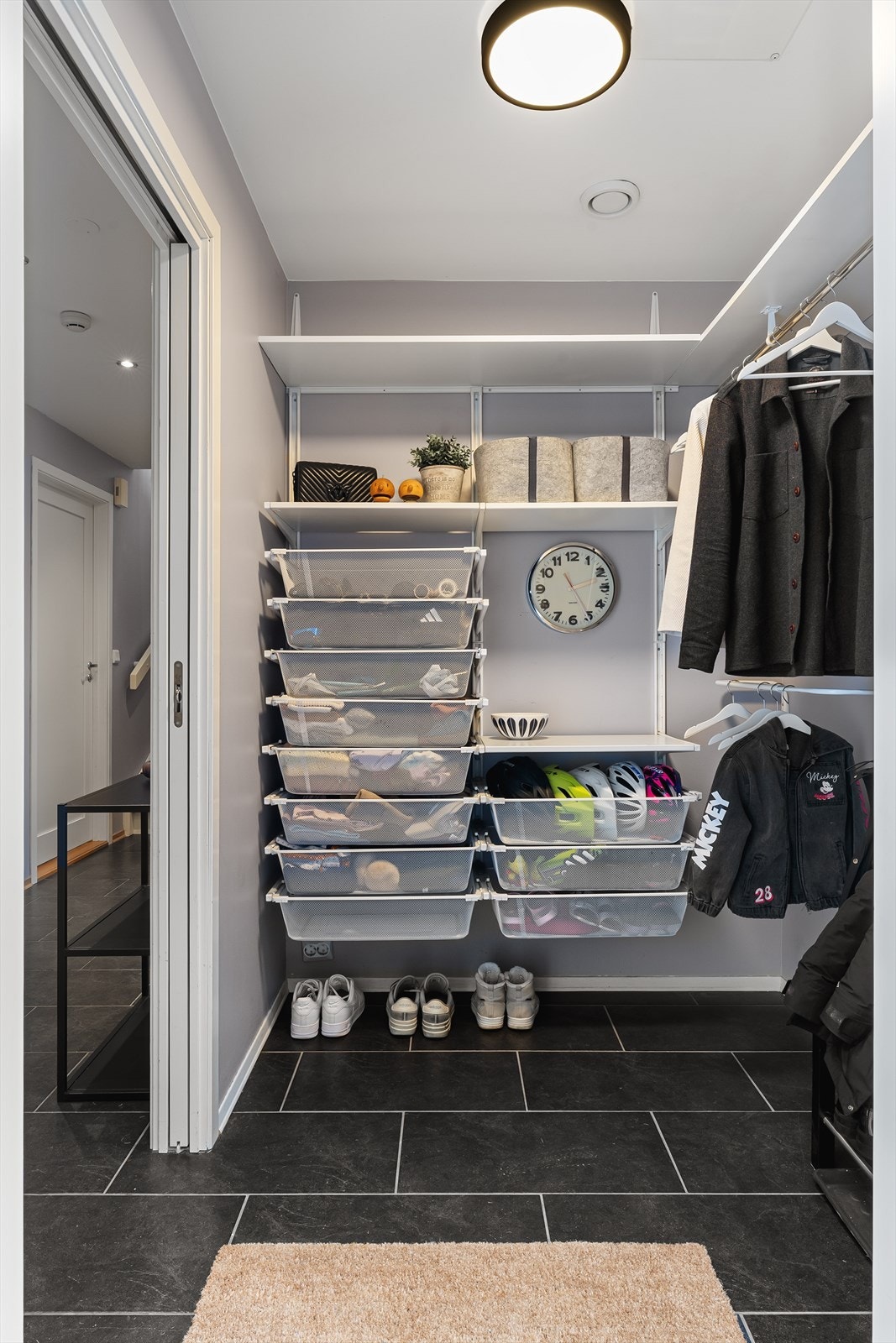 Praktisk bi-inngang med oppbevaringssytem. Galleribilde