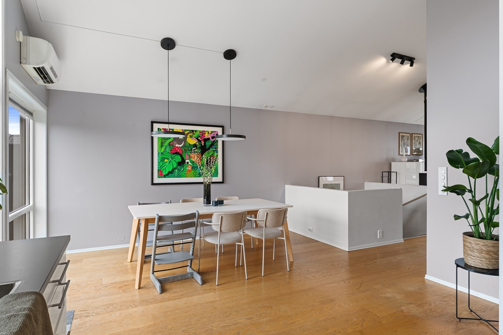 Naturlig plass til et stort spisebord. Romløsningen gir et åpent og sosialt rom. Galleribilde