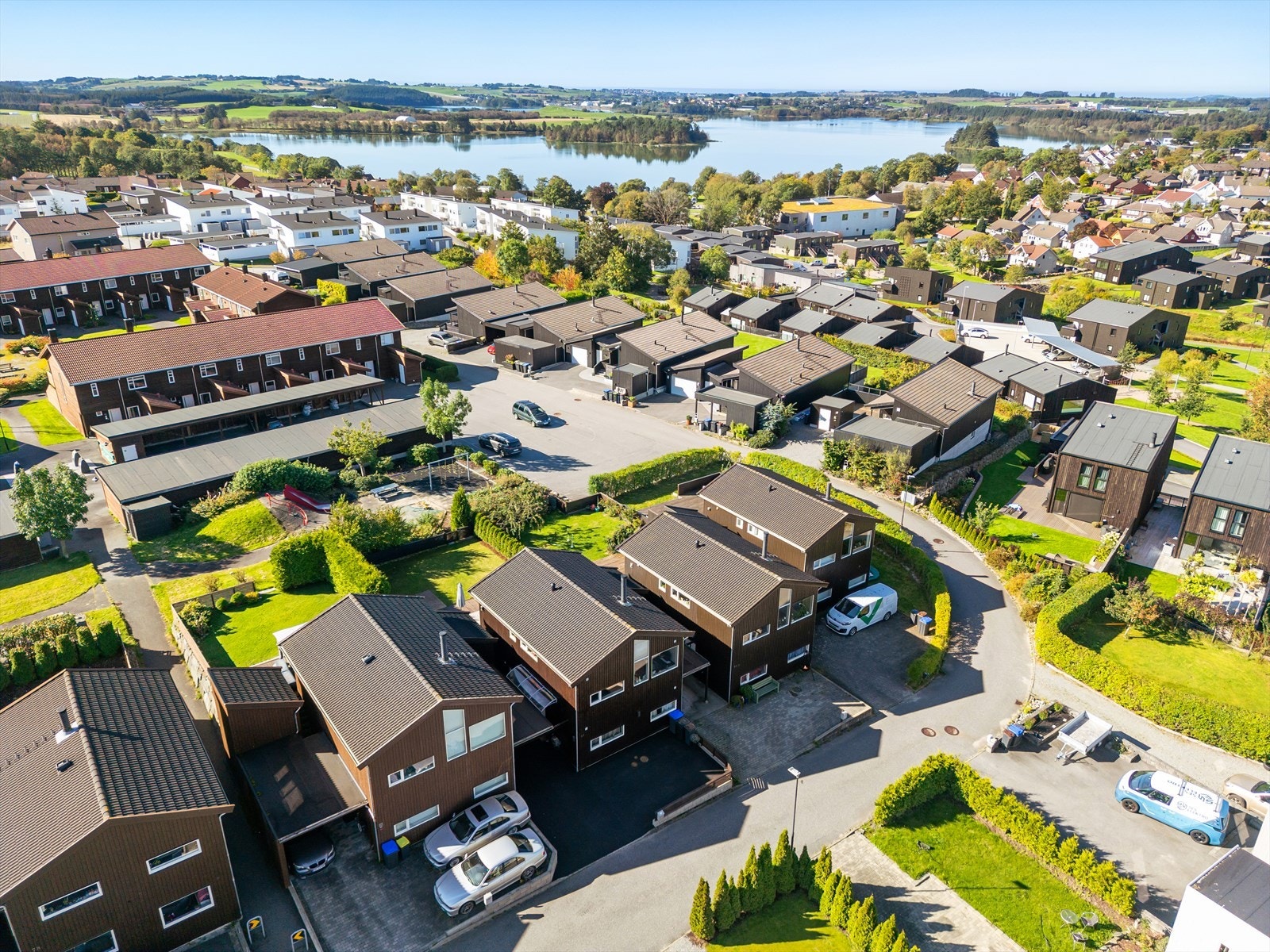 Skole- og barnehagetilbud i gangavstand fra boligen; Kvernaland barnehage, Frøyland barnehage, Frøyland skule og Frøyland ungdomsskule. Galleribilde