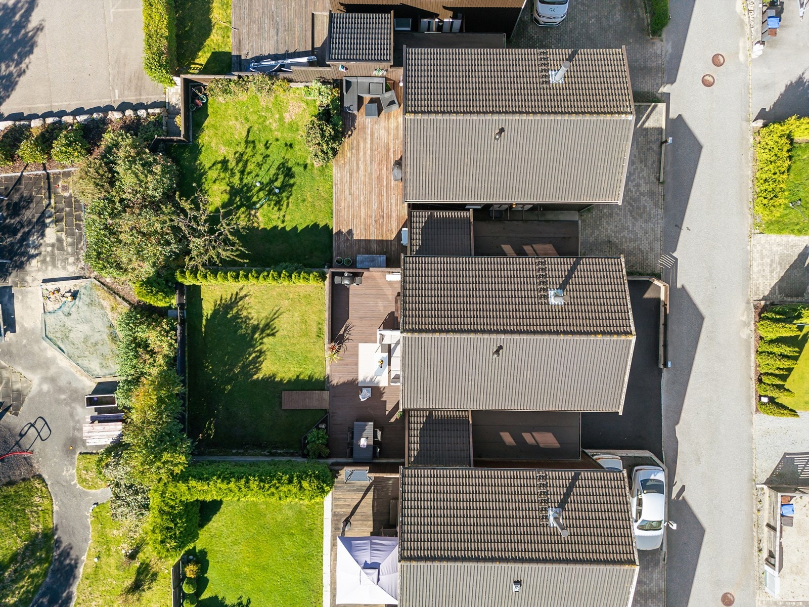 Ryddig opparbeidet tomt på 178 kvm med skjermet hage, terrasse og asfaltert gardsrom. Galleribilde