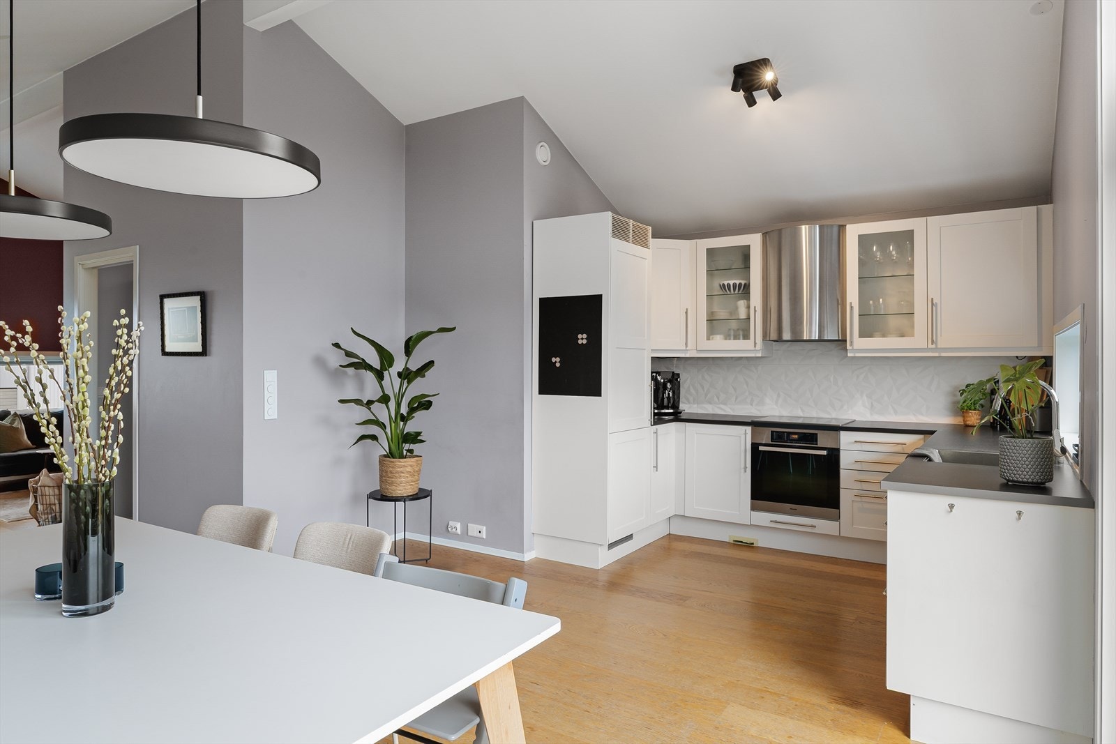 Gode arbeidsflater og rikelig med oppbevaring i skuffer og skap. Galleribilde