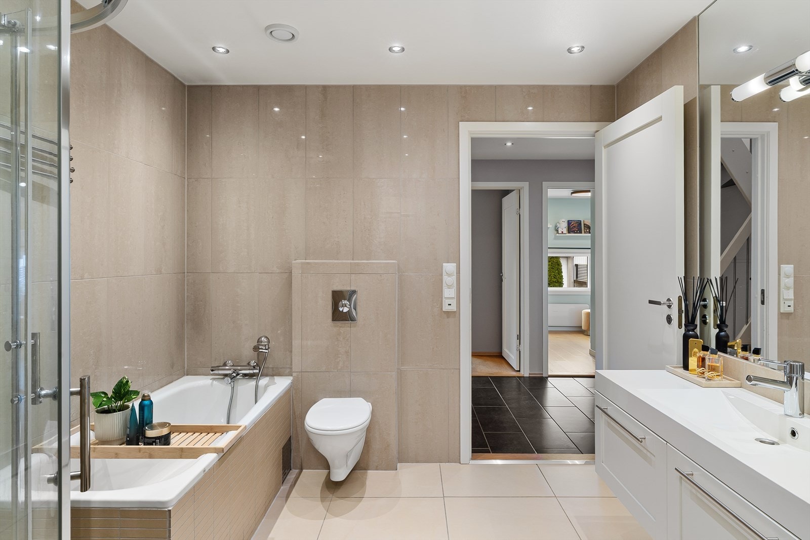 Moderne bad med fliser på vegg og gulv. Galleribilde