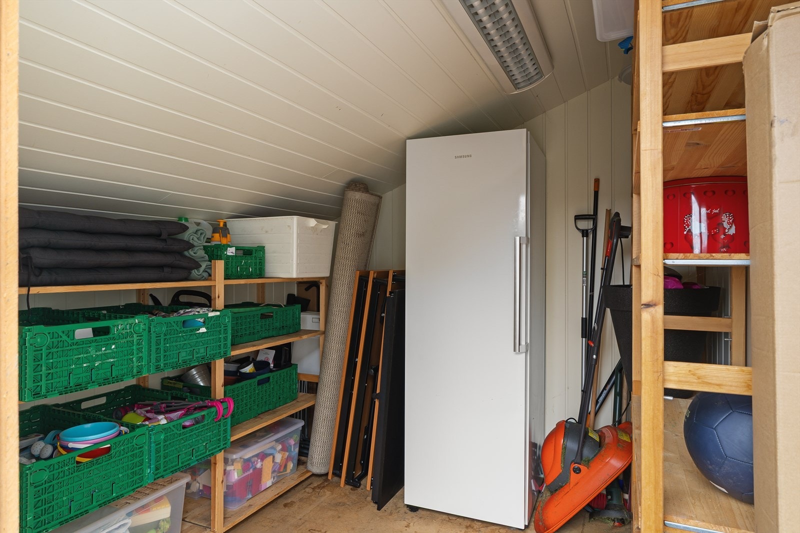 Det er en bod for ekstra oppbevaring ved hagen. Praktisk! Galleribilde