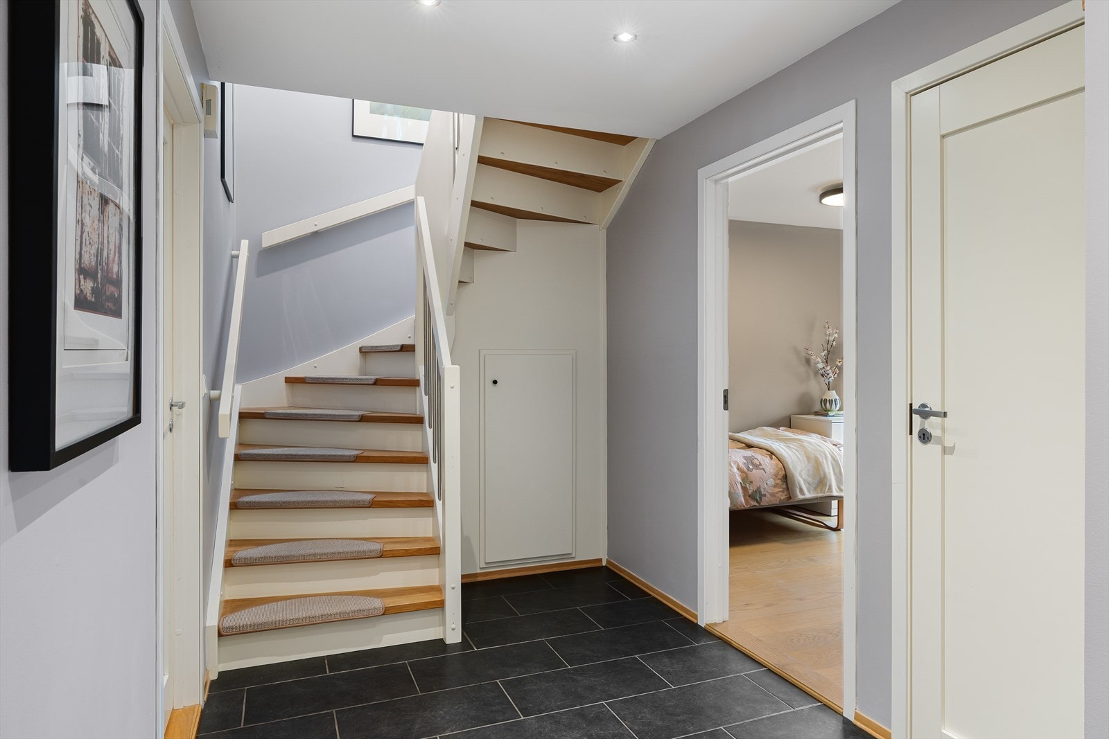 Ekstra oppbevaring under trapp. Galleribilde