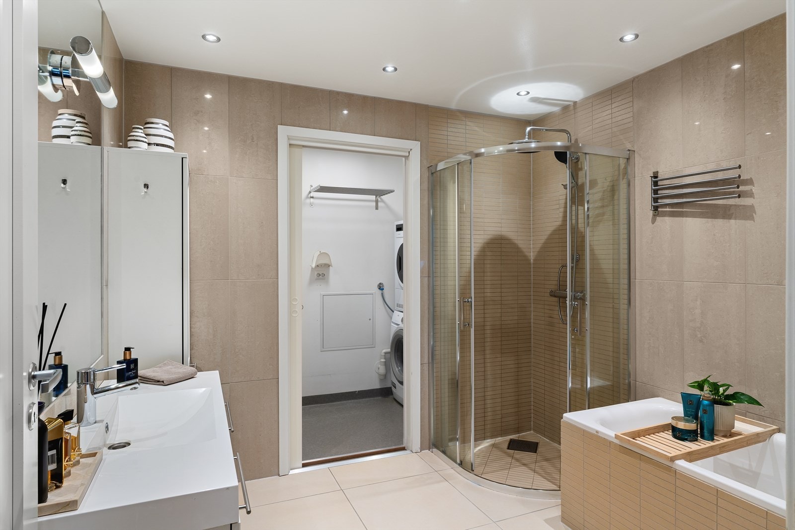 Vaskerom i forlengelsen av badet. Galleribilde