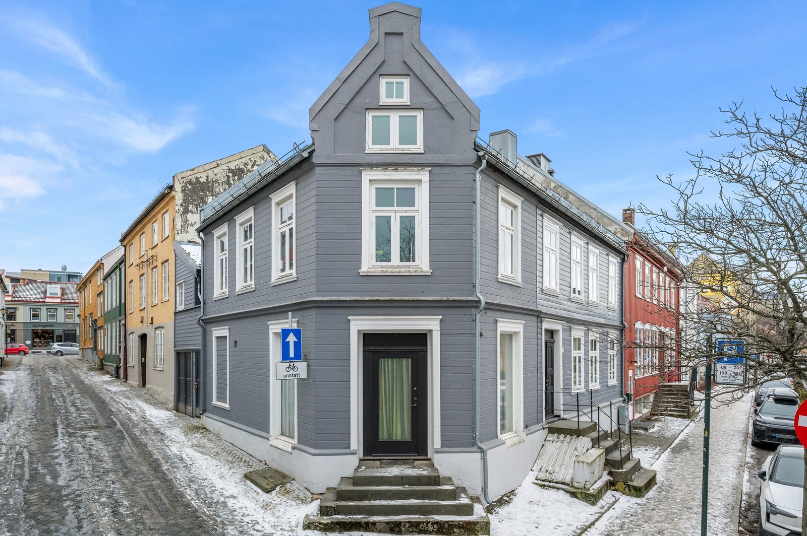 Eiendommen har 3 boenheter, hvor 2 av de strekker seg over 2 plan. I tillegg større arealer både i første etasje og kjeller som har vært benyttet som lager. Galleribilde