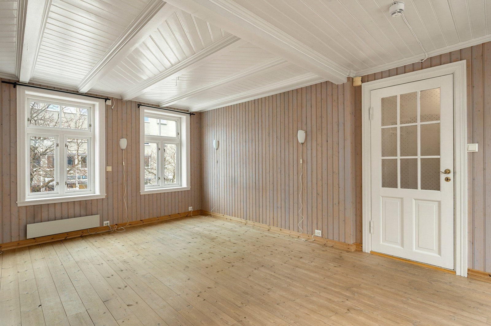 Stuen i andre etasje er lys og luftig. Leiligheten er på to plan inkludert loft. Galleribilde