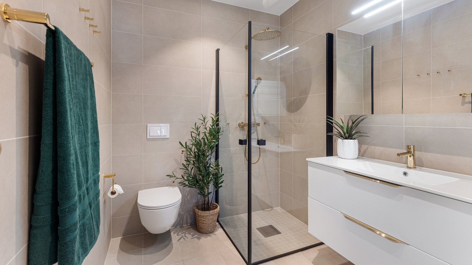 Hovedbad med flis fra gulv til tak - her er det også vannbåren varme Galleribilde