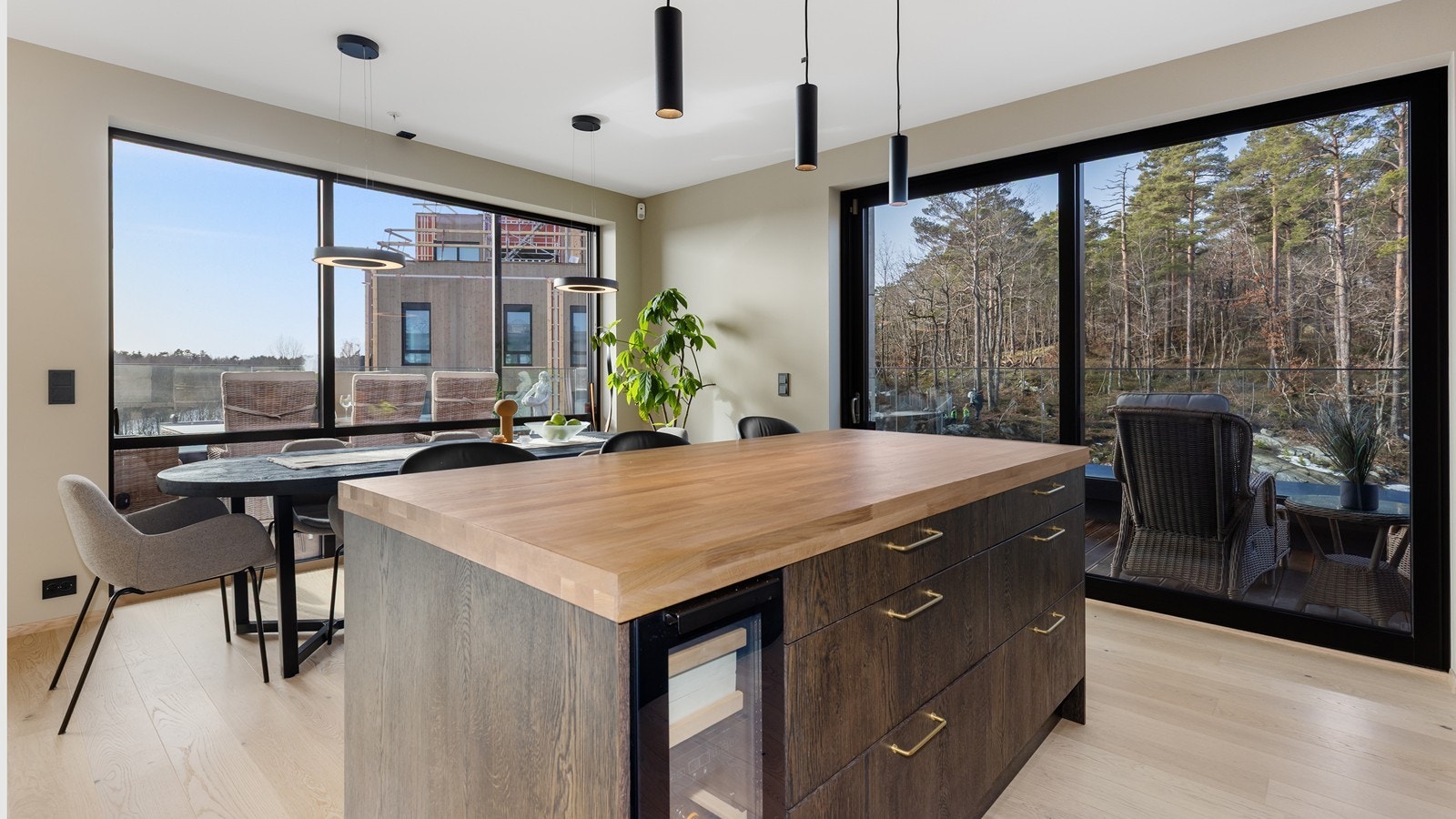 God plass til spisebord i sammenheng med kjøkkenet - her er det også utgang til terrassen Galleribilde