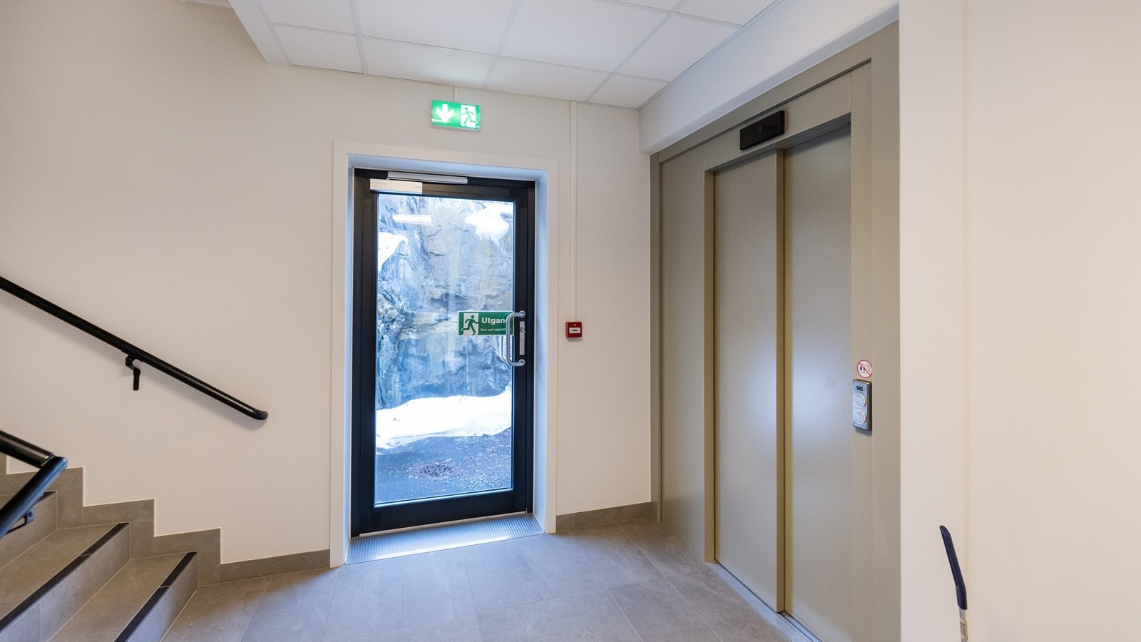 Det er heis direkte fra parkeringskjeller til rett på utsiden av leiligheten Galleribilde