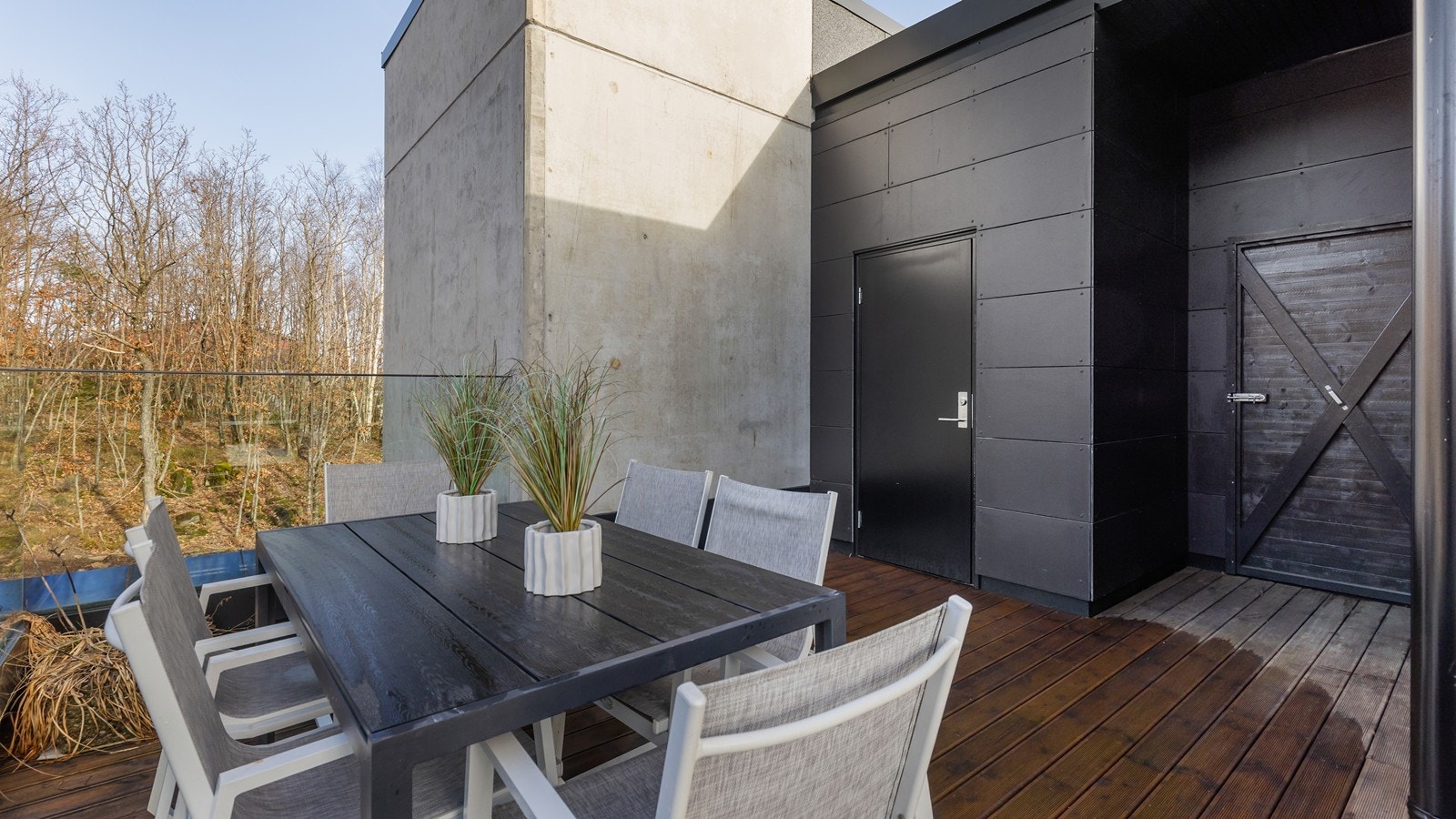 På terrassen er det en romslig bod til det man måtte ønske, det er også direkte adkomst fra svalgang og ut på terrassen gjennom dør til høyre Galleribilde