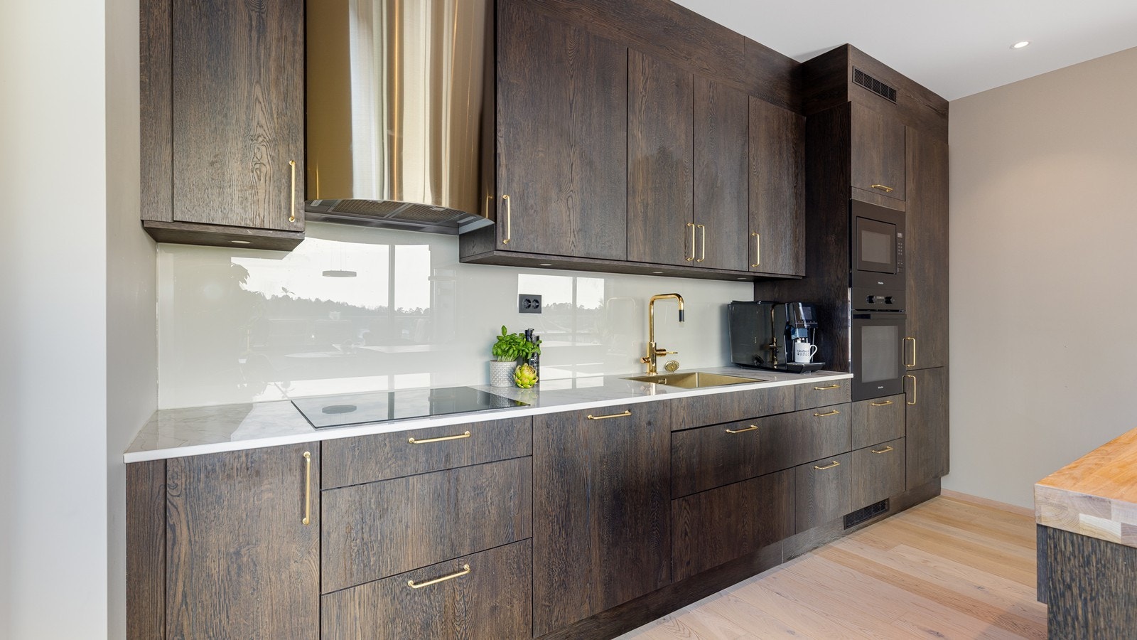 Påkostet kjøkken med integrerte hvitevarer fra Miele Galleribilde