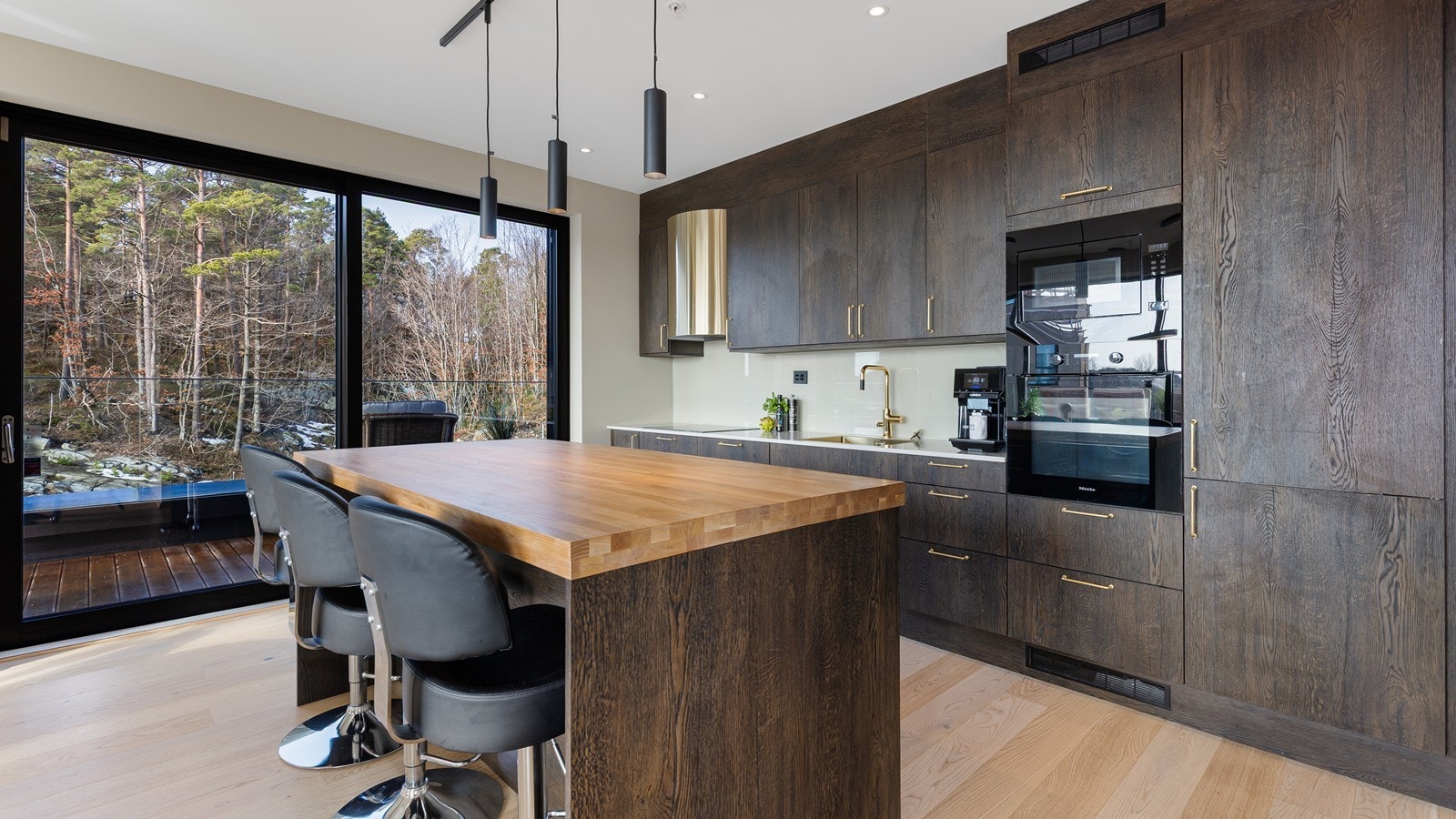 Romslig kjøkken-øy med benkeplate i eik Galleribilde